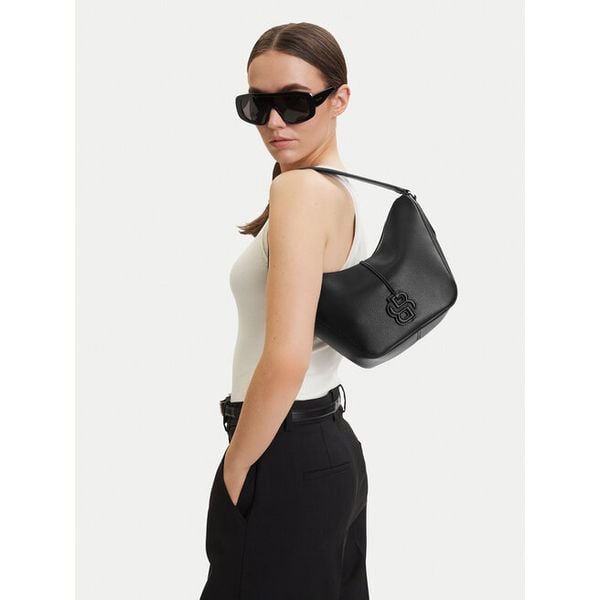 Torebka BOSS. Czarne torebki klasyczne Boss, bez wzorów, bez dodatków. Za 467.99 zł.
