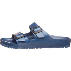 Birkenstock Klapki "Arizona" w kolorze granatowym rozmiar: 43. Niebieskie klapki Birkenstock, bez wzorów, z otwartym noskiem, bez obcasa. Za 82.83 zł.
