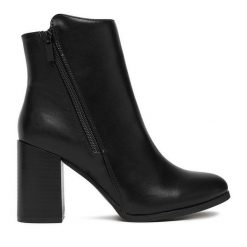 Botki Clara Barson. Czarne botki Clara Barson, bez wzorów, bez obcasa, na słupku, bez zapięcia. Za 169.99 zł.