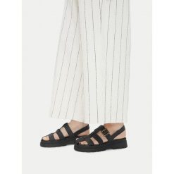 Sandały Beverly Hills Polo Club. Czarne sandały Beverly Hills Polo Club, bez wzorów, bez obcasa, na płaskiej podeszwie, bez zapięcia. Za 167.99 zł.
