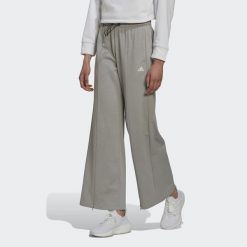 Damski kombinezon joggingowy z wysoką talią i szerokimi nogawkami adidas Aerorea. Białe spodnie sportowe Adidas, xl, bez wzorów, z dresówki, na fitness i siłownię. W wyprzedaży za 215.65 zł.