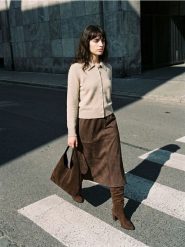 Rozpinany sweter z kołnierzykiem i domieszką wełny - kremowy. Białe kardigany Sinsay, l, bez wzorów, z wełny. Za 49.99 zł.