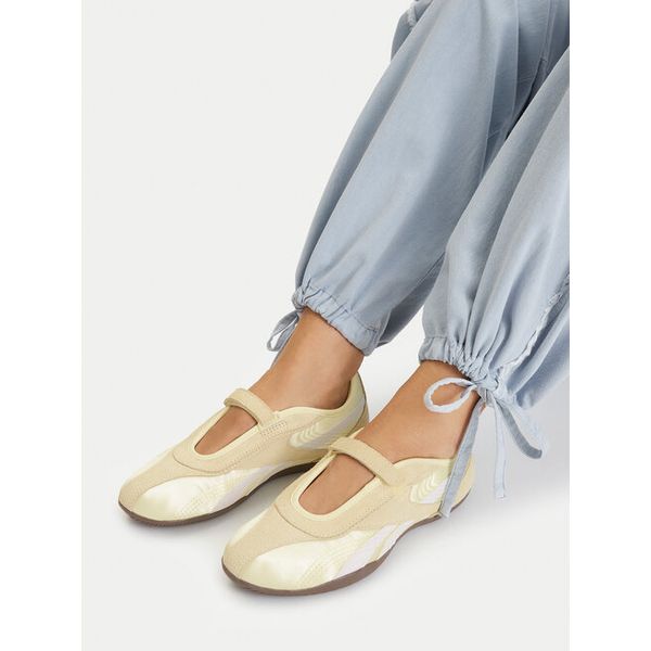 Baleriny Reebok. Żółte baleriny Reebok, bez wzorów, bez obcasa. Za 299.99 zł.