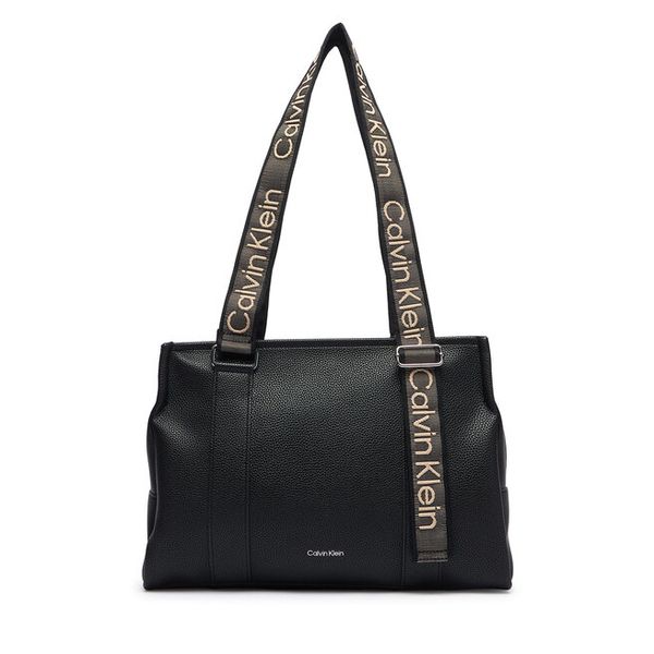 Torebka Calvin Klein. Czarne torebki klasyczne Calvin Klein, bez wzorów, bez dodatków. Za 649.99 zł.