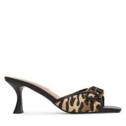 Klapki Guess. Brązowe klapki Guess, z aplikacjami, bez obcasa. Za 471.99 zł.