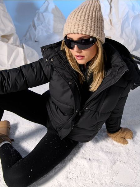 Czapka beanie - beżowy. Brązowe czapki Sinsay, bez wzorów, ze splotem. Za 15.99 zł.