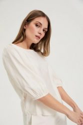 Koszula z bufiastymi rękawami kremowa. Białe koszule MOODO, l, bez wzorów, z poliesteru, bez kołnierzyka, bez ramiączek. Za 99.99 zł.