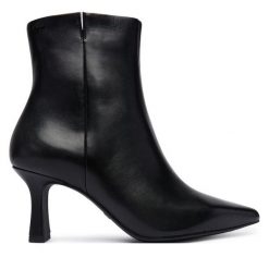 Botki Tamaris. Czarne botki Tamaris, bez wzorów, bez obcasa, na słupku, bez zapięcia. Za 489.99 zł.