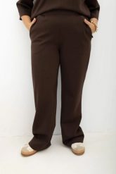 Spodnie na gumce z prostą nogawką i kieszeniami Simple Routine czekoladowe Plus Size Oversize. Brązowe spodnie materiałowe Moda Size Plus Iwanek, do pracy, l, bez wzorów, z bawełny, plus size, krótkie. Za 189.90 zł.