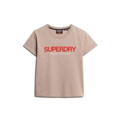 Damska dopasowana koszulka Superdry Sportswear Logo. Brązowe koszulki sportowe Superdry, bez wzorów, bez ramiączek. Za 124.05 zł.