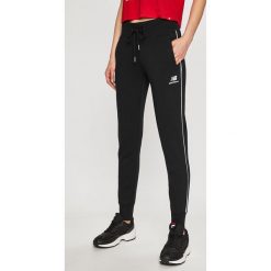New Balance - Spodnie sportowe. Czarne spodnie dresowe New Balance, na co dzień, l, bez wzorów, z bawełny. W wyprzedaży za 159.90 zł.