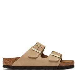 Klapki Birkenstock. Brązowe klapki Birkenstock, bez wzorów, bez obcasa. Za 589.99 zł.