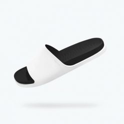 Klapki NATIVE SPENCER LX. Białe klapki NATIVE SHOES, bez wzorów, bez obcasa. Za 139.99 zł.