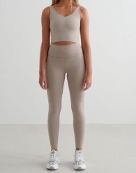 Damskie legginsy wysoki stan, odprowadzające pot, squat proof Sense Tall beżowe. Brązowe legginsy AIM'N, m, bez wzorów, z elastanu, z podwyższonym stanem. Za 297.00 zł.