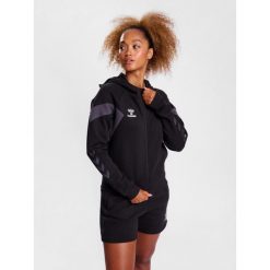 Damska bluza z kapturem na zamek błyskawiczny Hummel Travel. Czarne bluzy Hummel, bez wzorów, z kapturem. W wyprzedaży za 243.95 zł.