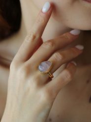 Pierres delicates Pozłacany pierścionek z kwarcem rozmiar: onesize. Różowe pierścionki Pierres delicates, z kwarcem, pozłacane. Za 43.99 zł.