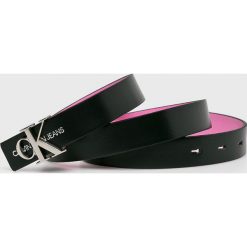 Calvin Klein Jeans - Pasek skórzany dwustronny. Czarne paski Calvin Klein Jeans, bez wzorów, z jeansu. W wyprzedaży za 219.90 zł.