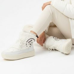 Białe Śniegowce Filippo Ciepłe Buty Damskie Na Platformie. Białe botki Filippo, na zimę, bez wzorów, z materiału, bez obcasa, na platformie, bez zapięcia. Za 159.00 zł.