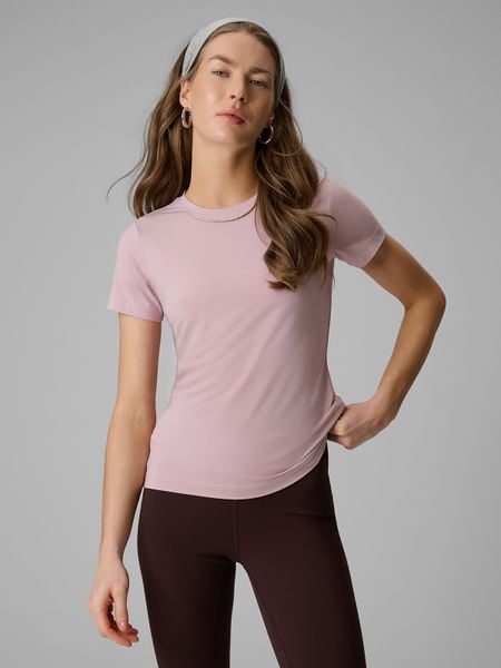 4F T-shirt slim gładki damski - różowy L. Czerwone t-shirty 4f, l, bez wzorów, z dzianiny, bez kołnierzyka, bez ramiączek. W wyprzedaży za 39.99 zł.