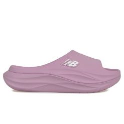 Klapki damskie New Balance W66507VX – różowe. Czerwone klapki New Balance, bez wzorów, bez obcasa. Za 249.99 zł.