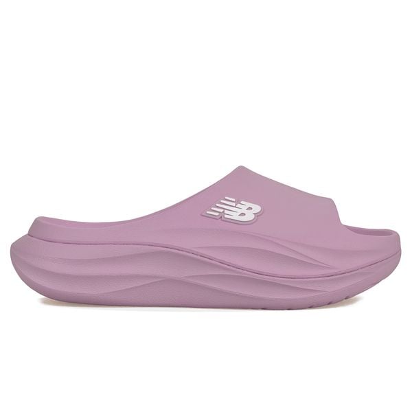 Klapki damskie New Balance W66507VX – różowe. Czerwone klapki New Balance, bez wzorów, bez obcasa. Za 249.99 zł.