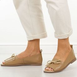 Beżowe skórzane płaskie sandały damskie Dia 9019. Brązowe sandały DiA, bez wzorów, z jeansu, casualowe, bez obcasa, na płaskiej podeszwie, bez zapięcia. Za 329.00 zł.