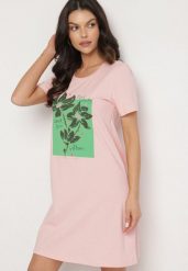 Różowa Bawełniana Sukienka o Kroju Typu T-shirt Zdobiona Nadrukiem Nevolira. Czerwone sukienki Born2be, na co dzień, l, z aplikacjami, z bawełny, eleganckie, bez kołnierzyka, bez ramiączek, midi. Za 34.99 zł.