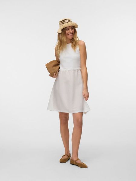 Vero Moda Sukienka w kolorze białym rozmiar: L. Białe sukienki Vero Moda, l, bez wzorów, z bawełny, bez kołnierzyka, bez ramiączek, mini. Za 89.95 zł.
