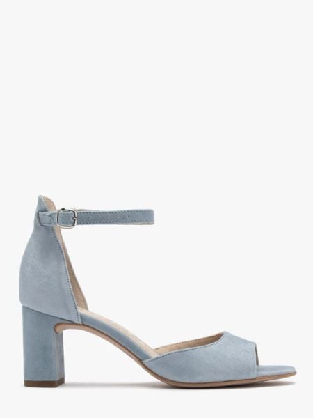 Klasyczne niebieskie sandały na obcasie. Niebieskie sandały Ryłko, bez wzorów, z gumy, klasyczne, bez obcasa, na obcasie, bez zapięcia. W wyprzedaży za 199.99 zł.