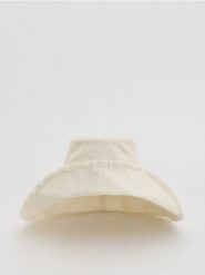 Kapelusz z wiskozą i lnem - złamana biel. Kapelusze Reserved, bez wzorów, z wiskozy. Za 79.99 zł.