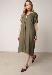 Zielona Pudełkowa Sukienka z Lnem i Wiskozą Zdobiona Metalicznym Guzikiem Phisoth. Zielone sukienki Born2be, do pracy, na lato, plus size, z aplikacjami, z bawełny, biznesowe, bez kołnierzyka, plus size, bez ramiączek, midi. Za 89.99 zł.