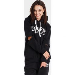 Naoko - Bluza Cest la Vie Noir. Czarne bluzy NAOKO, m, z nadrukiem, z bawełny, z kapturem. W wyprzedaży za 199.90 zł.