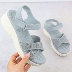 Sandały damskie na koturnie niebieskie Vinceza 92100. Niebieskie sandały VINCEZA, bez wzorów, ze skóry ekologicznej, bez obcasa, na koturnie, bez zapięcia. Za 139.99 zł.