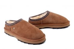 EMU AUSTRALIA Sharky Scuff W13179 chestnut, kapcie damskie. Brązowe obuwie domowe EMU Australia, bez wzorów, z gumy, bez zapięcia. Za 429.90 zł.