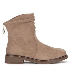 Botki Clara Barson. Brązowe botki Clara Barson, bez wzorów, bez obcasa, na płaskiej podeszwie, bez zapięcia. Za 149.99 zł.