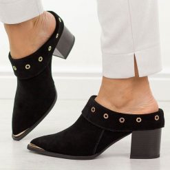 Czarne skórzane klapki damskie na obcasie mule DiA 3059. Czarne klapki DiA, bez wzorów, z jeansu, bez obcasa, na obcasie. W wyprzedaży za 368.72 zł.