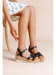 Foreverfolie Sandały w kolorze czarnym na koturnie rozmiar: 38. Czarne sandały Foreverfolie, bez wzorów, z otwartym noskiem, bez obcasa, na koturnie, bez zapięcia. Za 117.99 zł.