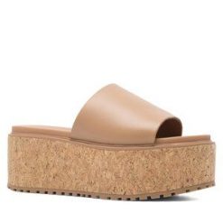 Klapki Lasocki. Brązowe klapki Lasocki, bez wzorów, bez obcasa. Za 249.99 zł.