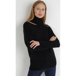 Czarny Golf z Wycięciem Syrola. Czarne golfy Born2be, bez wzorów, z jeansu, bez ramiączek. Za 149.99 zł.