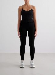 Damskie legginsy bezszwowe, z wysokim stanem, odprowadzające pot Tulip czarne. Czarne legginsy AIM'N, s, bez wzorów, z dzianiny, z podwyższonym stanem, długie. Za 253.50 zł.
