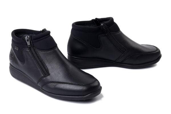 RIEKER 47270-00 black, botki damskie. Czarne botki Rieker, bez wzorów, bez obcasa, bez zapięcia. Za 319.92 zł.