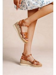 Foreverfolie Sandały w kolorze jasnobrązowym na koturnie rozmiar: 38. Brązowe sandały Foreverfolie, bez wzorów, z otwartym noskiem, bez obcasa, na koturnie, bez zapięcia. Za 117.99 zł.