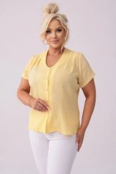 Klasyczna zapinana na guziki bluzka Nel w kolorze pastelowej żółci PLUS SIZE XXL OVERSIZE. Żółte bluzki Moda Size Plus Iwanek, plus size, bez wzorów, z bawełny, eleganckie, bez kołnierzyka, plus size, bez ramiączek. W wyprzedaży za 149.90 zł.