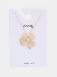Naszyjnik z zawieszką w kształcie kwiata - złoty. Żółte naszyjniki Sinsay, złote. Za 12.99 zł.