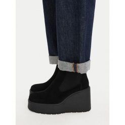 Botki Badura. Brązowe botki Badura, bez wzorów, bez obcasa, na koturnie, bez zapięcia. Za 279.99 zł.