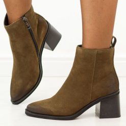 Khaki zamsz botki damskie Vinceza 133100. Brązowe botki VINCEZA, na jesień, bez wzorów, z jeansu, bez obcasa, na obcasie, bez zapięcia. Za 319.00 zł.