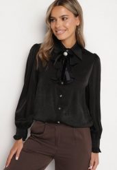 Czarna Koszula z Żabotem i Dodatkową Broszką Rinnara. Czarne koszule Born2be, m, bez wzorów, z jeansu, eleganckie, bez kołnierzyka, bez ramiączek. Za 84.99 zł.