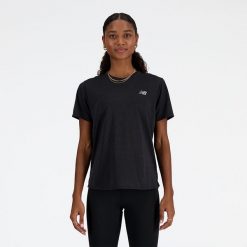 Koszulka damska New Balance WT41253BKH – czarna. Czarne bluzki New Balance, s, bez wzorów, z materiału, sportowe, bez kołnierzyka, bez ramiączek. Za 199.99 zł.