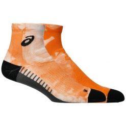 Skarpetki sportowe dla dorosłych Performance Run Quarter Sock. Brązowe skarpety Asics, bez wzorów, z materiału. Za 69.99 zł.