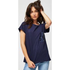 Bluzka z cekinami. Bluzki MOODO, xs, bez wzorów, bez kołnierzyka, bez ramiączek. Za 19.99 zł.